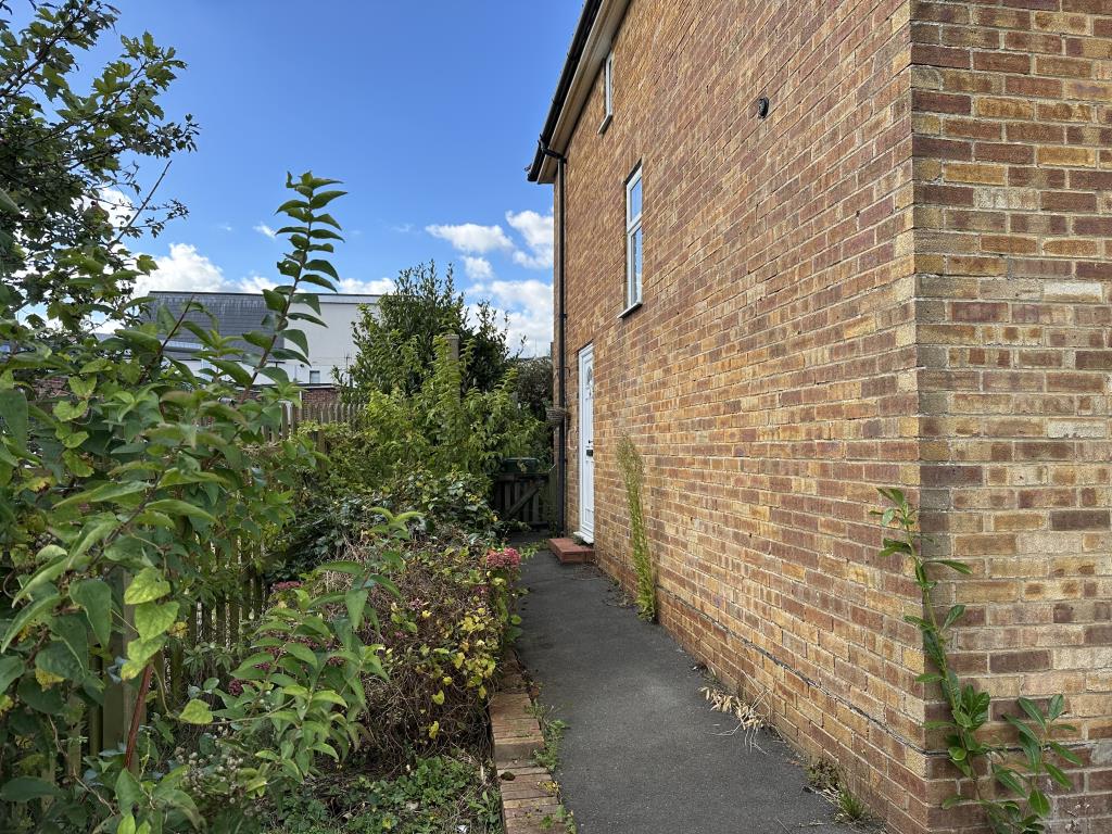 Lot: 173 - ONE-BEDROOM FLAT FOR INVESTMENT - Private entrance to flat
